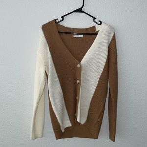 Size S V-Neck Long sleeve with buttons down the middle.
Brand: Aster